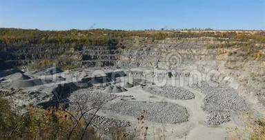 大型露天铁矿石采石场，大型采石场全景图，采石场设备，露天矿工作过程，采石场